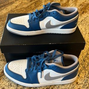 Air Jordan 1 Low. Stunning “true blue” color! Size 11 m